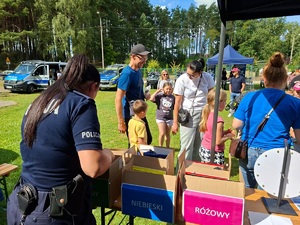 Policjanci na pikniku profilaktycznym „Żyj zdrowo-beznałogowo” w Kamieniu Krajeńskim.