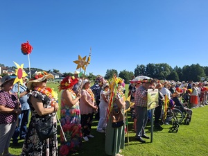 Uczestnicy Marszu Kapeluszowego Seniorów
