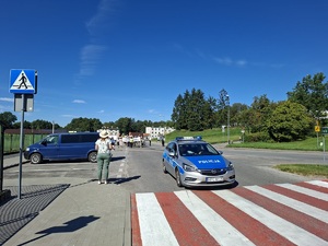Policjanci zabezpieczają przemarsz uczestników Kapeluszowego Marszu Seniorów