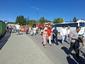 Komendant powiatowy Policji w Sępólnie Krajeńskim idzie razem uczestnikami Kapeluszowego Marszu Seniorów