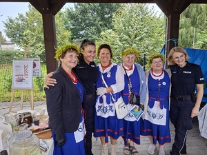 wspólne zdjęcie policjantek z paniami z koła gospodyń wiejskich