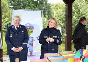 Komendant Powiatowy Policji w Sępolnie Krajeńskim wraz z policjantką stoją przy stoisku policyjnym