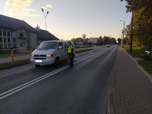 Policjanci sprawdzają trzeźwość kierowców.