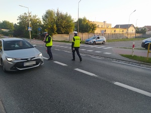 Policjanci sprawdzają trzeźwość kierowców.
