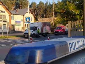 Policjanci sprawdzają trzeźwość kierowców.