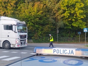 Policjanci sprawdzają trzeźwość kierowców.