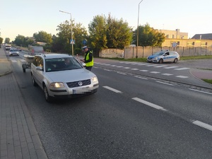 Policjanci sprawdzają trzeźwość kierowców.