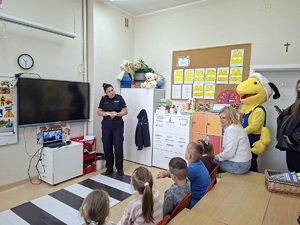 Policjanci na spotkaniu z dziećmi . W działaniach bezpieczna droga do szkoły towarzyszyła maskotka Mrówki.