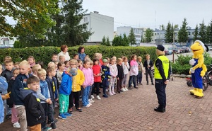 Policjanci na spotkaniu z dziećmi . W działaniach bezpieczna droga do szkoły towarzyszyła maskotka Mrówki.
