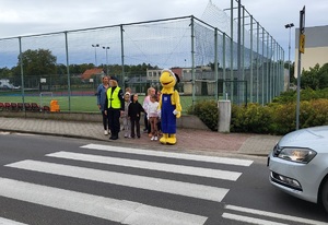 Policjanci na spotkaniu z dziećmi . W działaniach bezpieczna droga do szkoły towarzyszyła maskotka Mrówki.