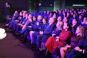 Sala kinowa w Centrum Kultury i Sztuki w Sępólnie Krajeńskim. Uczestnicy koncertu siedzą na krzesłach. Zwróceni są przodem do zdjęcia.