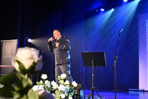 Ujęcie na śpiewającego na scenie policjanta.