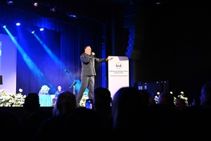 Ujęcie na śpiewającego na scenie policjanta.