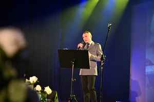 Ujęcie na śpiewającego na scenie policjanta.