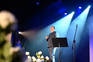 Ujęcie na śpiewającego na scenie policjanta.