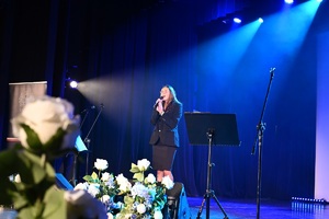 Ujęcie na śpiewającą na scenie dziewczynę.