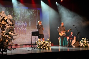 Ujęcie na śpiewających na scenie policjantkę i policjanta.