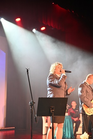 Ujęcie na śpiewających na scenie policjantkę i policjanta.