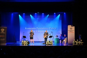 Ujęcie na śpiewających na scenie policjantkę i policjanta.