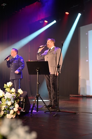 Ujęcie na śpiewających na scenie policjantów