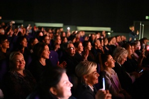 Zdjęcie na siedzących na widowni uczestników koncertu.
