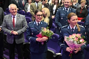 Zastępca Komendanta Wojewódzkiego Policji w Bydgoszczy insp. Małgorzata Jorka oraz Zastępca Komendanta Wojewódzkiego Policji w Gdańsku insp. Anna Koś trzymają w rękach otrzymane bukiety kwiatów.
