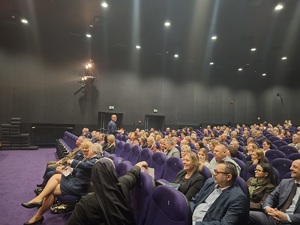 Centrum Kultury i Sztuki w Sępólnie Krajeńskim. Ujęcie na osoby siedzące na sali kinowej.