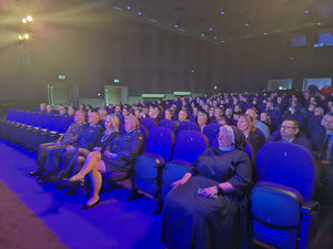 Sala kinowa w Centrum Kultury i Sztuki w Sępólnie Krajeńskim. Ujęcie na siedzących na widowni gości.