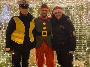 Wspólne zdjęcie policjantek oraz mężczyzny ubranego w strój elfa.