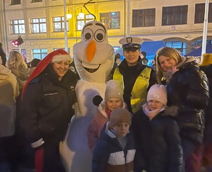 Wspólne zdjęcie policjantek z uczestnikami Mikołejek oraz maskotki Olafa