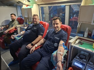 Na zdjęciu policjanci w trakcie oddawania krwi