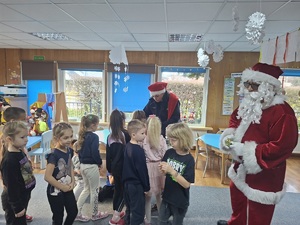 Mikołaj oraz policjantka podczas odwiedzin przedszkolaków w "Bajce" w Sępólnie Krajeńskim.