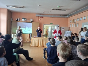 Mikołaj oraz policjantka podczas odwiedzin uczniów w Szkole Podstawowej numer 2 w Sępólnie Krajeńskim.