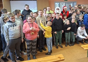 Mikołaj oraz policjantka podczas odwiedzin uczniów w Szkole Podstawowej numer 2 w Sępólnie Krajeńskim. Wspólne zdjęcie.