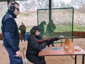 Policjant razem z uczennicą klasy policyjnej podczas przygotowania do zawodów.