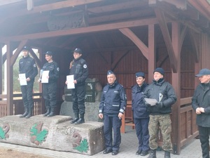 Organizatorzy wraz ze zwycięzcami konkursu strzeleckiego pozują do wspólnego zdjęcia.