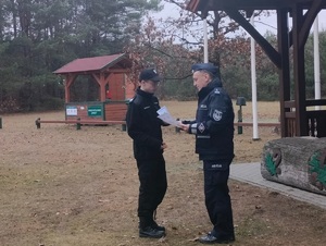 Jeden z uczestników konkursu strzeleckiego odbiera dyplom z rąk Zastępcy komendanta Powiatowego Policji w Sępólnie Krajeńskim.