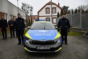 Uroczyste przekazanie radiowozu policyjnego w obecności samorządowców oraz kadry kierowniczej sępoleńskiej Policji. Na zdjęciu nowy radiowóz policyjny skoda octavia,