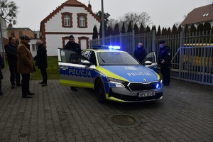 Uroczyste przekazanie radiowozu policyjnego w obecności samorządowców oraz kadry kierowniczej sępoleńskiej Policji. Na zdjęciu nowy radiowóz policyjny skoda octavia,