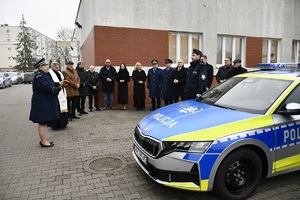 Uroczyste przekazanie radiowozu policyjnego w obecności samorządowców oraz kadry kierowniczej sępoleńskiej Policji. Na zdjęciu nowy radiowóz policyjny skoda octavia,