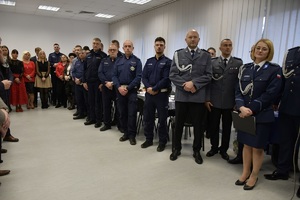Wigilia w Komendzie Powiatowej Policji w Sępólnie Krajeńskim. na zdjęciu zaproszeni goście oraz policjanci i pracownicy w trakcie uroczystości.