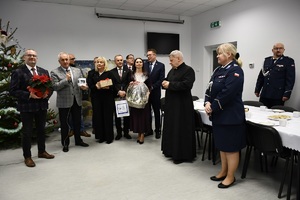 Wigilia w Komendzie Powiatowej Policji w Sępólnie Krajeńskim. na zdjęciu zaproszeni goście oraz policjanci w trakcie uroczystości.