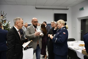 Wigilia w Komendzie Powiatowej Policji w Sępólnie Krajeńskim. Na zdjęciu zaproszeni goście składają życzenia Komendantowi Powiatowemu Policji w Sępólnie Krajeńskim.