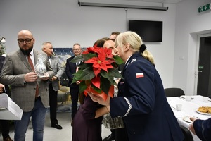Wigilia w Komendzie Powiatowej Policji w Sępólnie Krajeńskim. Na zdjęciu zaproszeni goście składają życzenia Komendantowi Powiatowemu Policji w Sępólnie Krajeńskim.