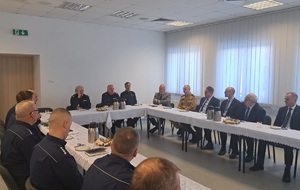Odprawa roczna w Sępólnie Krajeńskim. Policjanci oraz zaproszeni goście siedzą przy stołach.