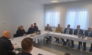 Odprawa roczna w Sępólnie Krajeńskim. Policjanci oraz zaproszeni goście siedzą przy stołach.