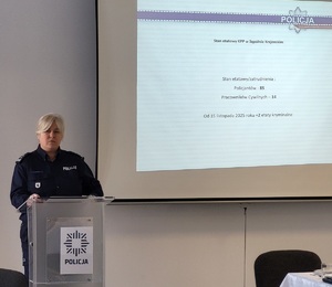 Odprawa roczna w Sępólnie Krajeńskim. Komendant Powiatowy Policji w Sępólnie Krajeńskim  omawia stan etatowy jednostki na podstawie informacji wyświetlanych na prezentacji multimedialnej.