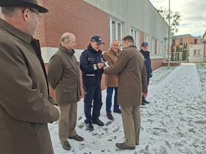 Zastępca komendanta otrzymuje kluczyki do nowego radiowozu