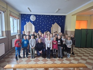 Wspólne zdjęcie policjantki z uczniami klas 1-3 ze Szkoły Podstawowej w Runowie Krajeńskim
