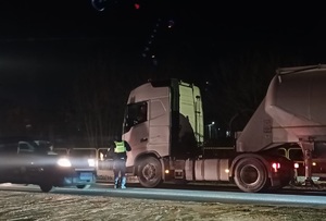 Policjant kontroluje trzeźwość kierowcy pojazdu ciężarowego